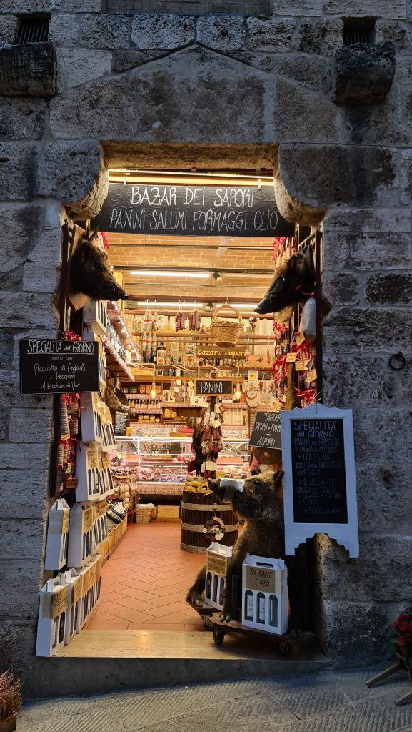 Top 10 Cosa vedere a San Gimignano? 17 cosa vedere a san gimignano Via Centrale e piazze tripilare 14