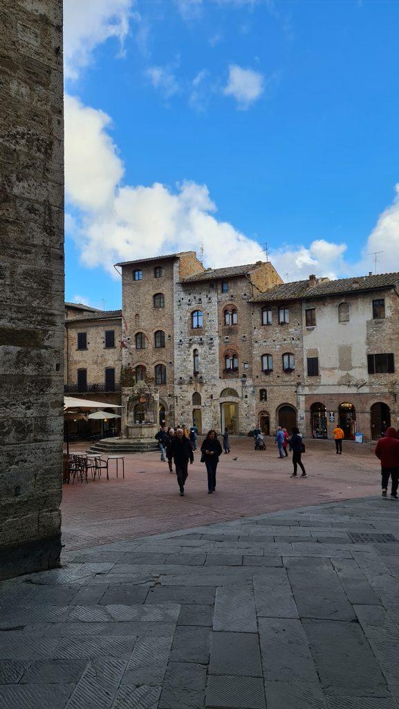 Top 10 Cosa vedere a San Gimignano? 62 cosa vedere a san gimignano Via Centrale e piazze tripilare 15 1