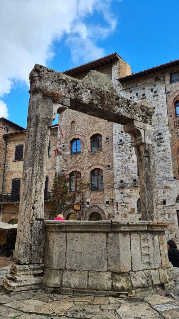 Top 10 Cosa vedere a San Gimignano? 63 cosa vedere a san gimignano Via Centrale e piazze tripilare 16 1