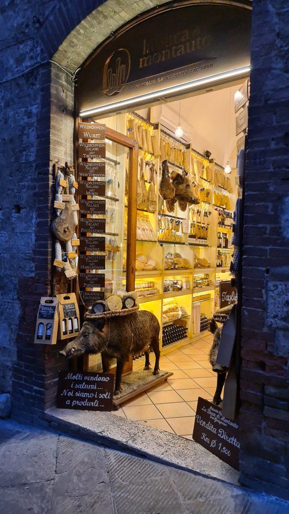 Top 10 Cosa vedere a San Gimignano? 19 cosa vedere a san gimignano Via Centrale e piazze tripilare 16