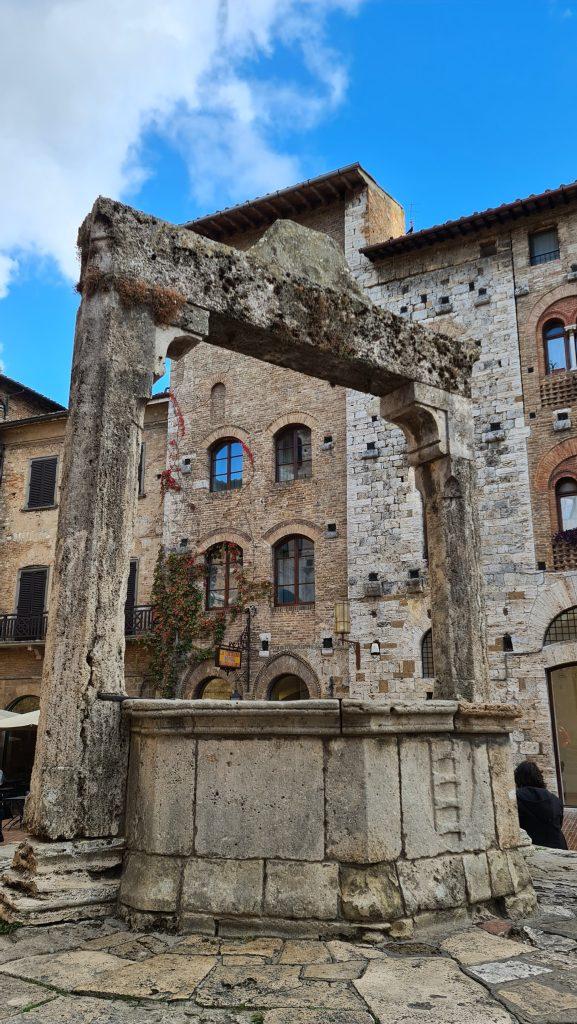 Top 10 Cosa vedere a San Gimignano? 64 cosa vedere a san gimignano Via Centrale e piazze tripilare 17 1