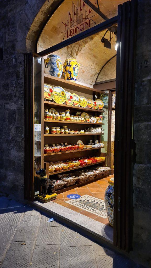 Top 10 Cosa vedere a San Gimignano? 20 cosa vedere a san gimignano Via Centrale e piazze tripilare 17