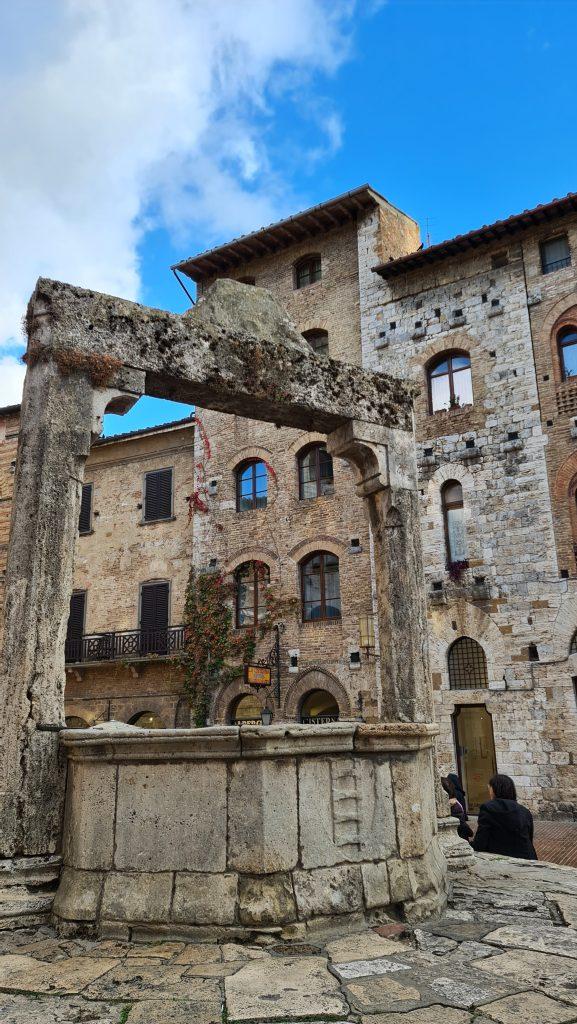 Top 10 Cosa vedere a San Gimignano? 65 cosa vedere a san gimignano Via Centrale e piazze tripilare 18 1