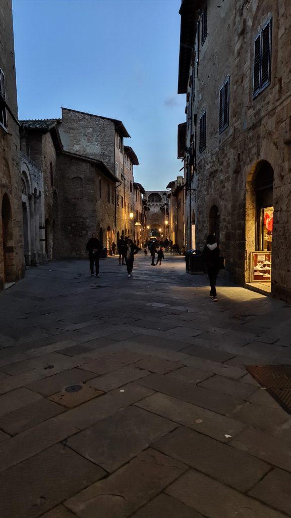 Top 10 Cosa vedere a San Gimignano? 21 cosa vedere a san gimignano Via Centrale e piazze tripilare 18