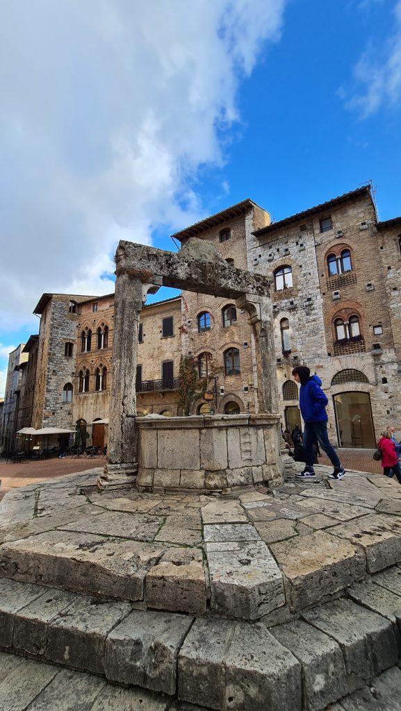 Top 10 Cosa vedere a San Gimignano? 66 cosa vedere a san gimignano Via Centrale e piazze tripilare 19 1