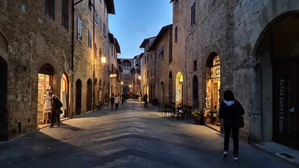 Top 10 Cosa vedere a San Gimignano? 22 cosa vedere a san gimignano Via Centrale e piazze tripilare 19