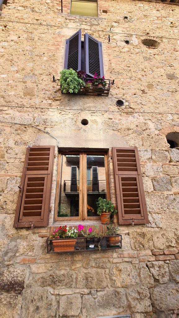 Top 10 Cosa vedere a San Gimignano? 49 cosa vedere a san gimignano Via Centrale e piazze tripilare 2 1