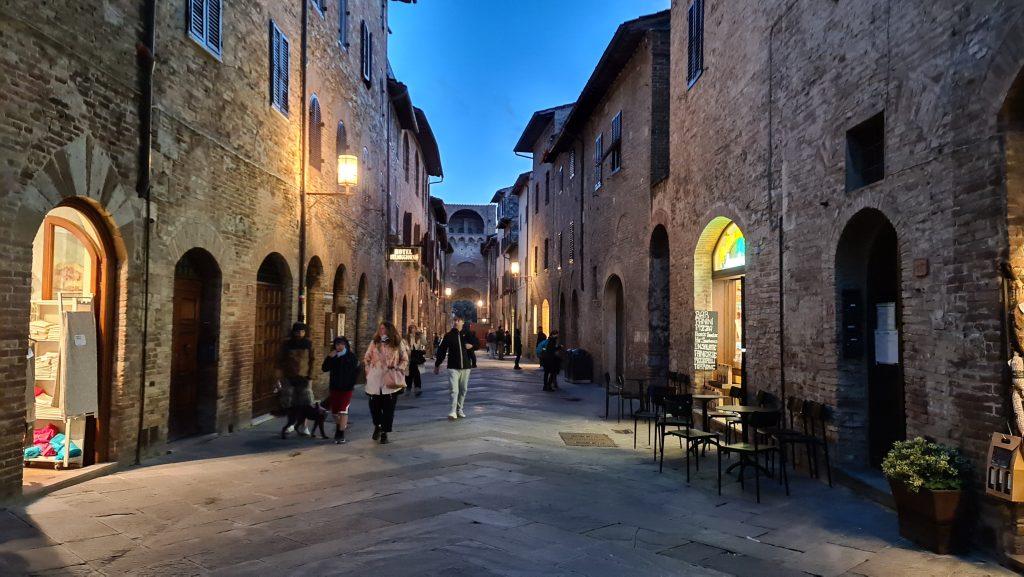 Top 10 Cosa vedere a San Gimignano? 23 cosa vedere a san gimignano Via Centrale e piazze tripilare 20