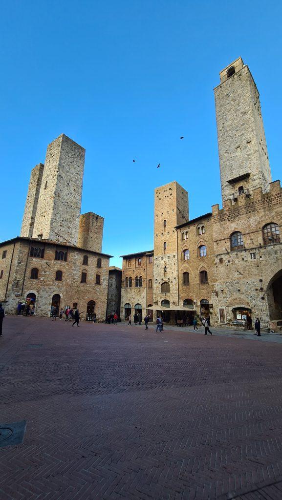 Top 10 Cosa vedere a San Gimignano? 69 cosa vedere a san gimignano Via Centrale e piazze tripilare 22 1