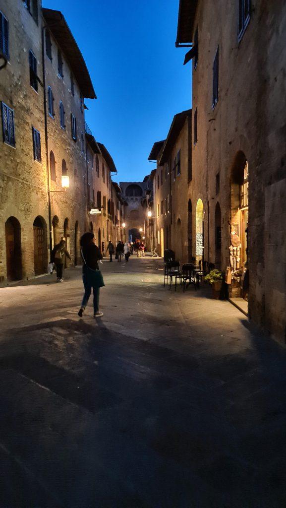 Top 10 Cosa vedere a San Gimignano? 26 cosa vedere a san gimignano Via Centrale e piazze tripilare 23