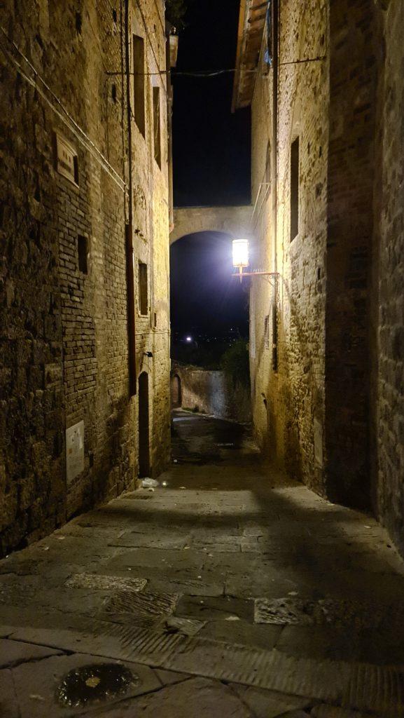 Top 10 Cosa vedere a San Gimignano? 28 cosa vedere a san gimignano Via Centrale e piazze tripilare 25