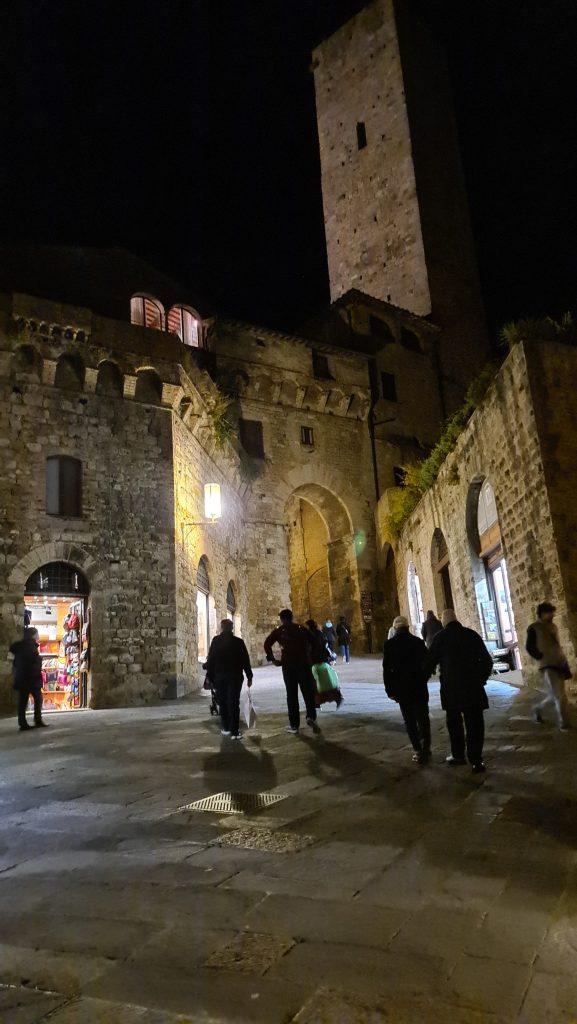 Top 10 Cosa vedere a San Gimignano? 29 cosa vedere a san gimignano Via Centrale e piazze tripilare 26