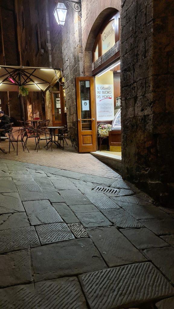 Top 10 Cosa vedere a San Gimignano? 32 cosa vedere a san gimignano Via Centrale e piazze tripilare 29