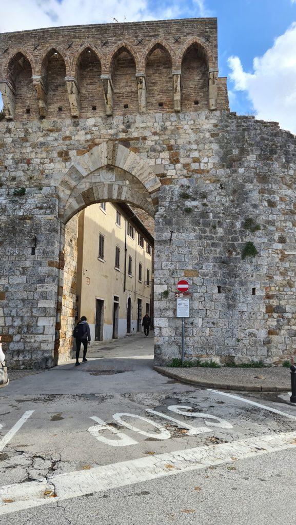 Top 10 Cosa vedere a San Gimignano? 50 cosa vedere a san gimignano Via Centrale e piazze tripilare 3 1