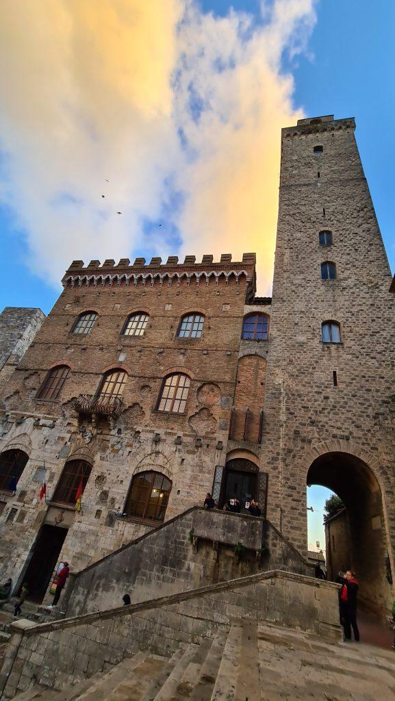 Top 10 Cosa vedere a San Gimignano? 6 cosa vedere a san gimignano Via Centrale e piazze tripilare 3