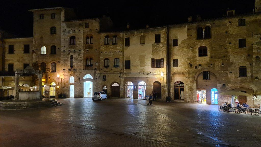 Top 10 Cosa vedere a San Gimignano? 34 cosa vedere a san gimignano Via Centrale e piazze tripilare 31