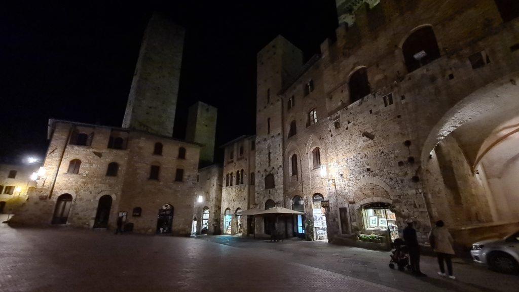 Top 10 Cosa vedere a San Gimignano? 35 cosa vedere a san gimignano Via Centrale e piazze tripilare 32