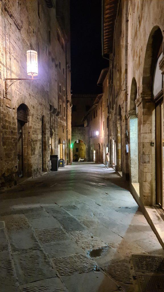 Top 10 Cosa vedere a San Gimignano? 36 cosa vedere a san gimignano Via Centrale e piazze tripilare 33