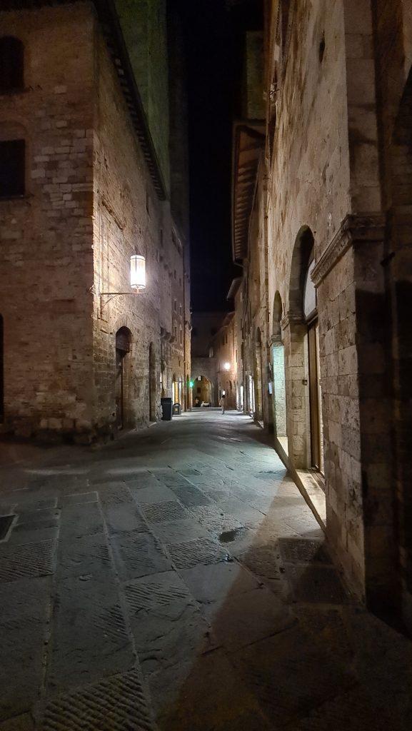 Top 10 Cosa vedere a San Gimignano? 37 cosa vedere a san gimignano Via Centrale e piazze tripilare 34