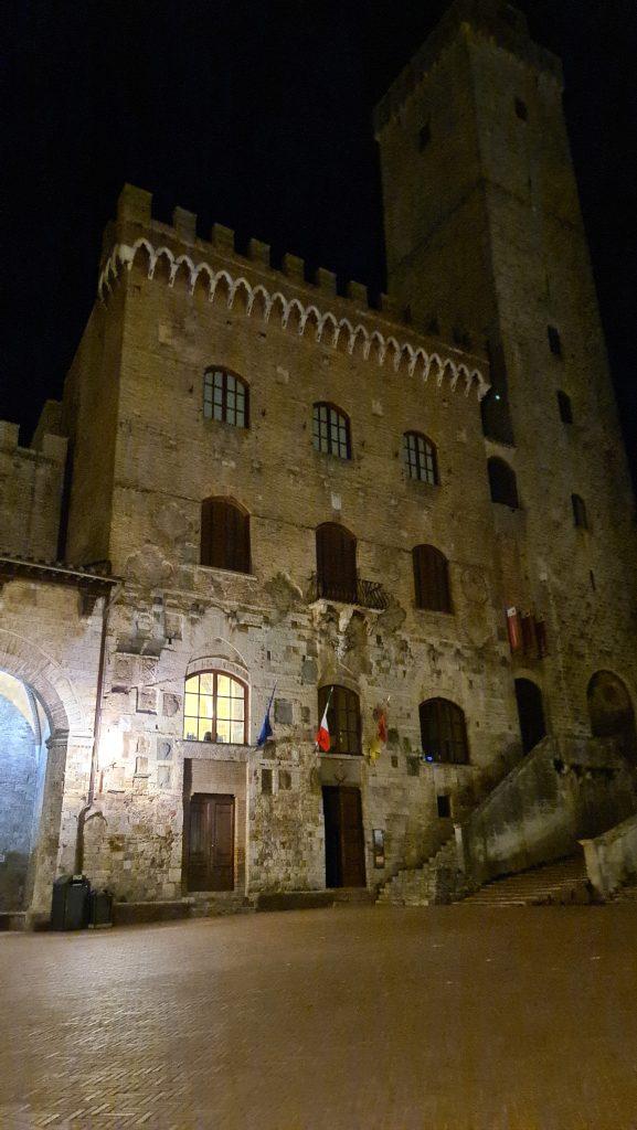 Top 10 Cosa vedere a San Gimignano? 38 cosa vedere a san gimignano Via Centrale e piazze tripilare 35
