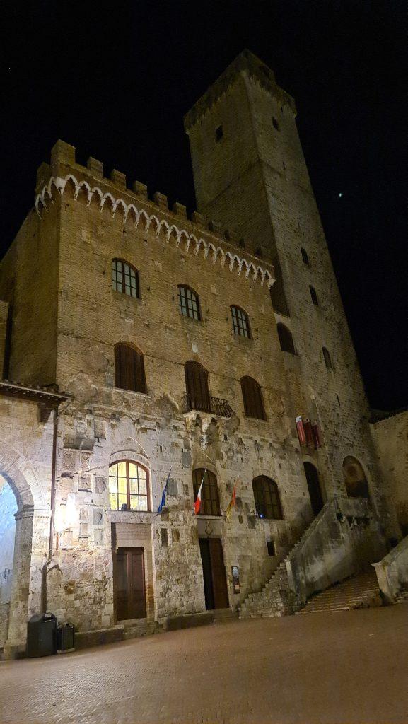 Top 10 Cosa vedere a San Gimignano? 39 cosa vedere a san gimignano Via Centrale e piazze tripilare 36