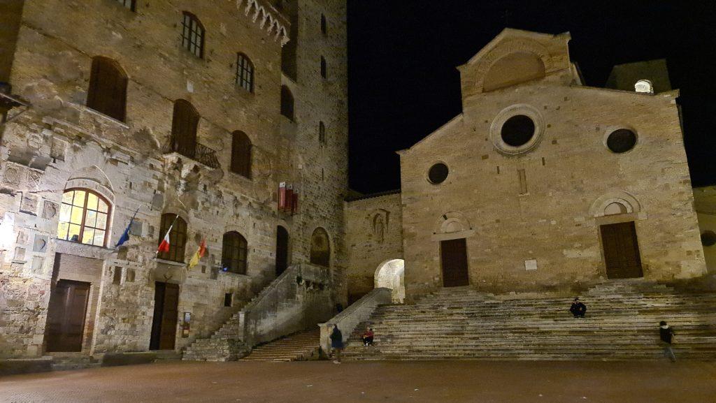 Top 10 Cosa vedere a San Gimignano? 40 cosa vedere a san gimignano Via Centrale e piazze tripilare 37
