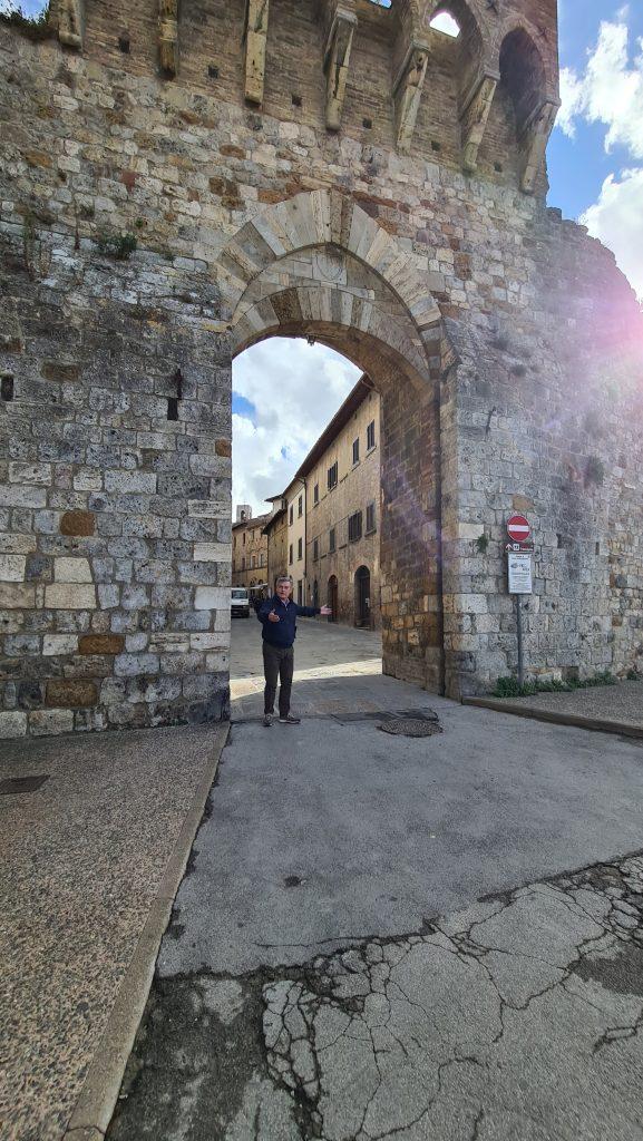 Top 10 Cosa vedere a San Gimignano? 51 cosa vedere a san gimignano Via Centrale e piazze tripilare 4 1