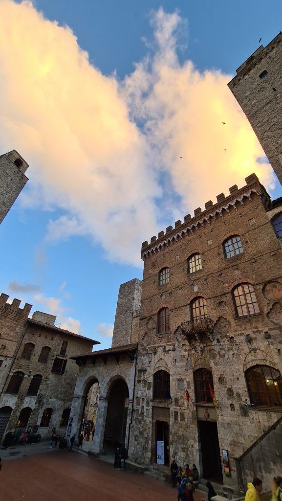 Top 10 Cosa vedere a San Gimignano? 7 cosa vedere a san gimignano Via Centrale e piazze tripilare 4