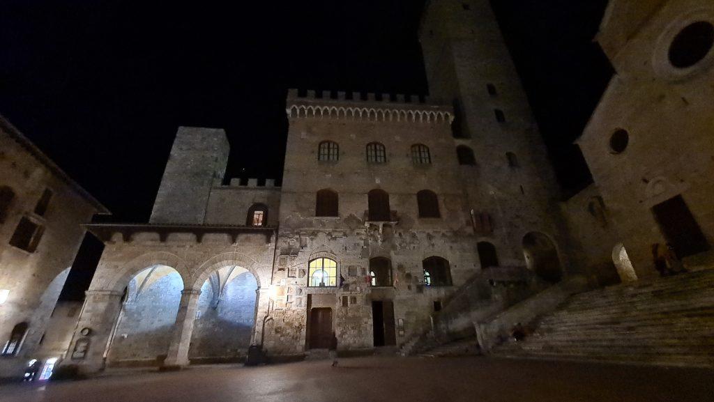 Top 10 Cosa vedere a San Gimignano? 43 cosa vedere a san gimignano Via Centrale e piazze tripilare 40