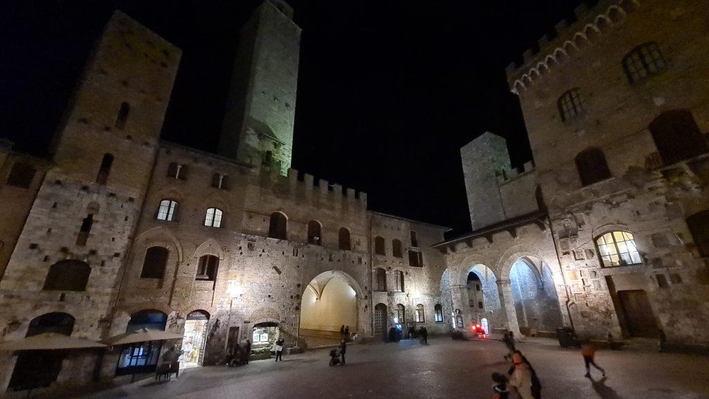 Top 10 Cosa vedere a San Gimignano? 44 cosa vedere a san gimignano Via Centrale e piazze tripilare 41