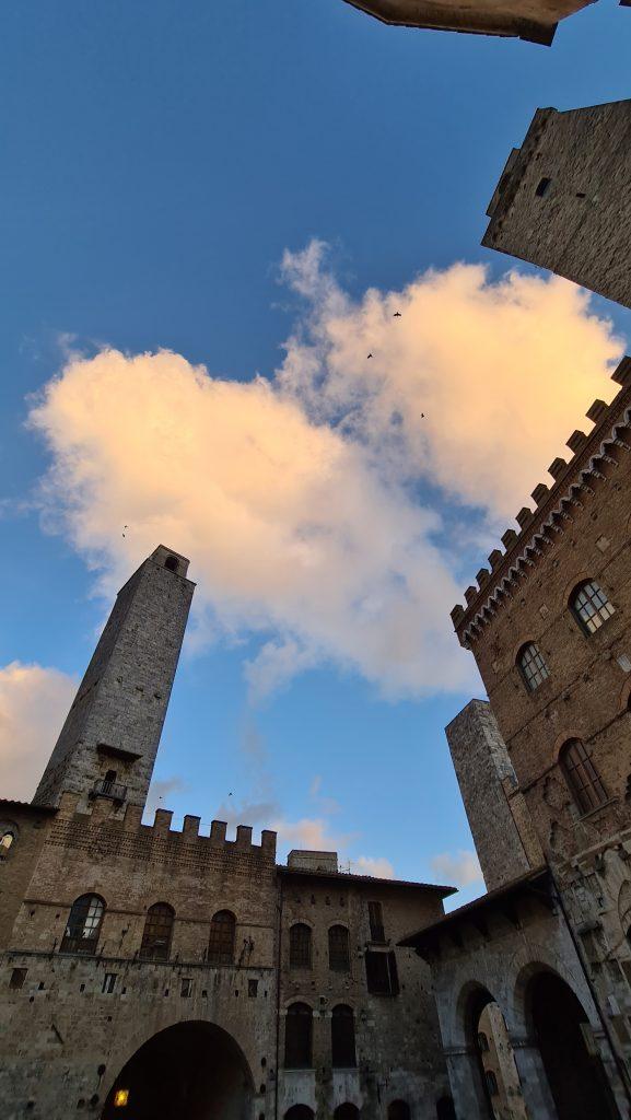 Top 10 Cosa vedere a San Gimignano? 8 cosa vedere a san gimignano Via Centrale e piazze tripilare 5