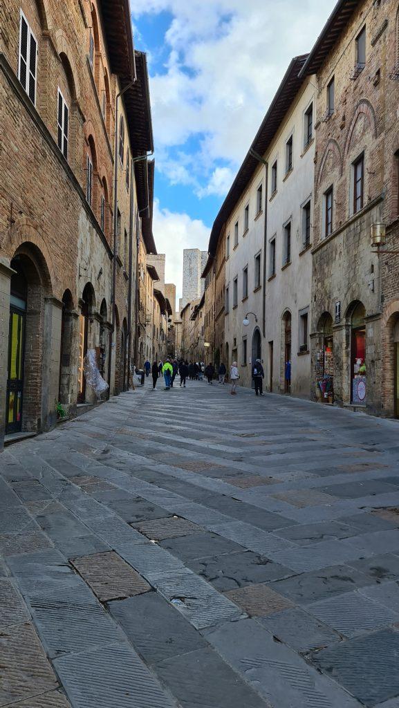Top 10 Cosa vedere a San Gimignano? 53 cosa vedere a san gimignano Via Centrale e piazze tripilare 6 1