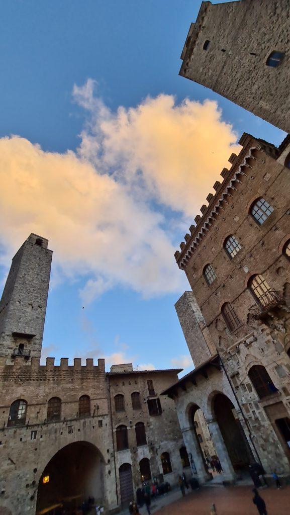 Top 10 Cosa vedere a San Gimignano? 9 cosa vedere a san gimignano Via Centrale e piazze tripilare 6