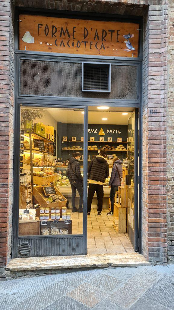 Top 10 Cosa vedere a San Gimignano? 54 cosa vedere a san gimignano Via Centrale e piazze tripilare 7 1
