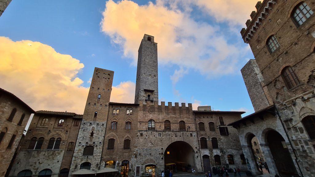 Top 10 Cosa vedere a San Gimignano? 10 cosa vedere a san gimignano Via Centrale e piazze tripilare 7