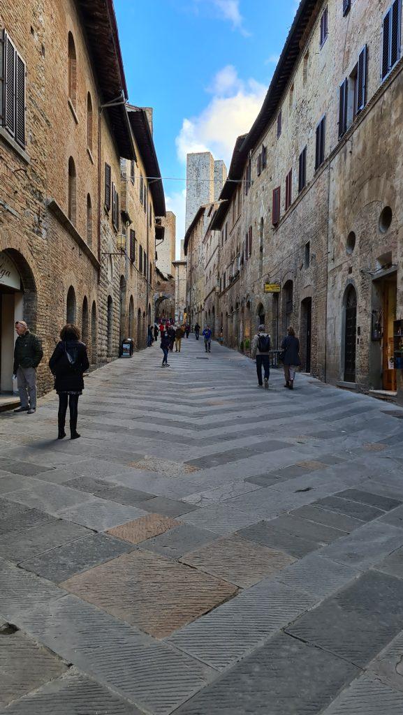 Top 10 Cosa vedere a San Gimignano? 55 cosa vedere a san gimignano Via Centrale e piazze tripilare 8 1