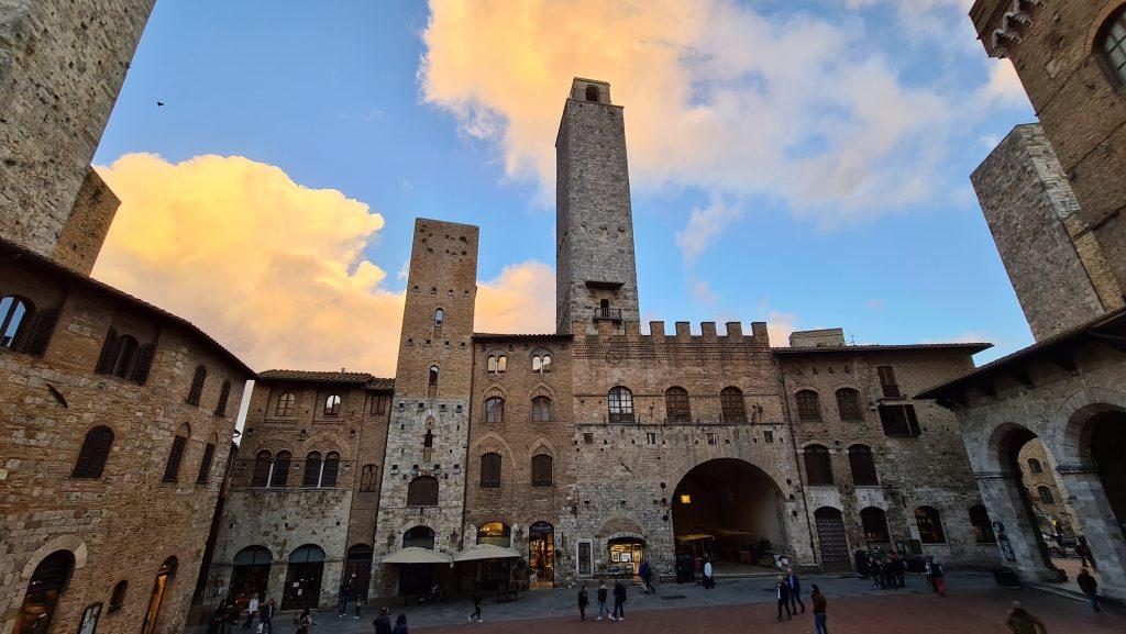Top 10 Cosa vedere a San Gimignano? 11 cosa vedere a san gimignano Via Centrale e piazze tripilare 8