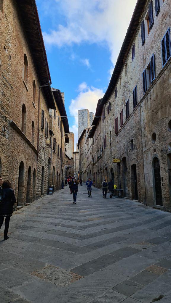 Top 10 Cosa vedere a San Gimignano? 56 cosa vedere a san gimignano Via Centrale e piazze tripilare 9 1