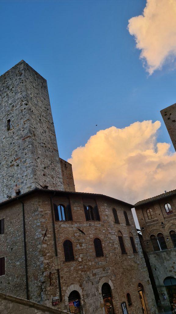 Top 10 Cosa vedere a San Gimignano? 12 cosa vedere a san gimignano Via Centrale e piazze tripilare 9