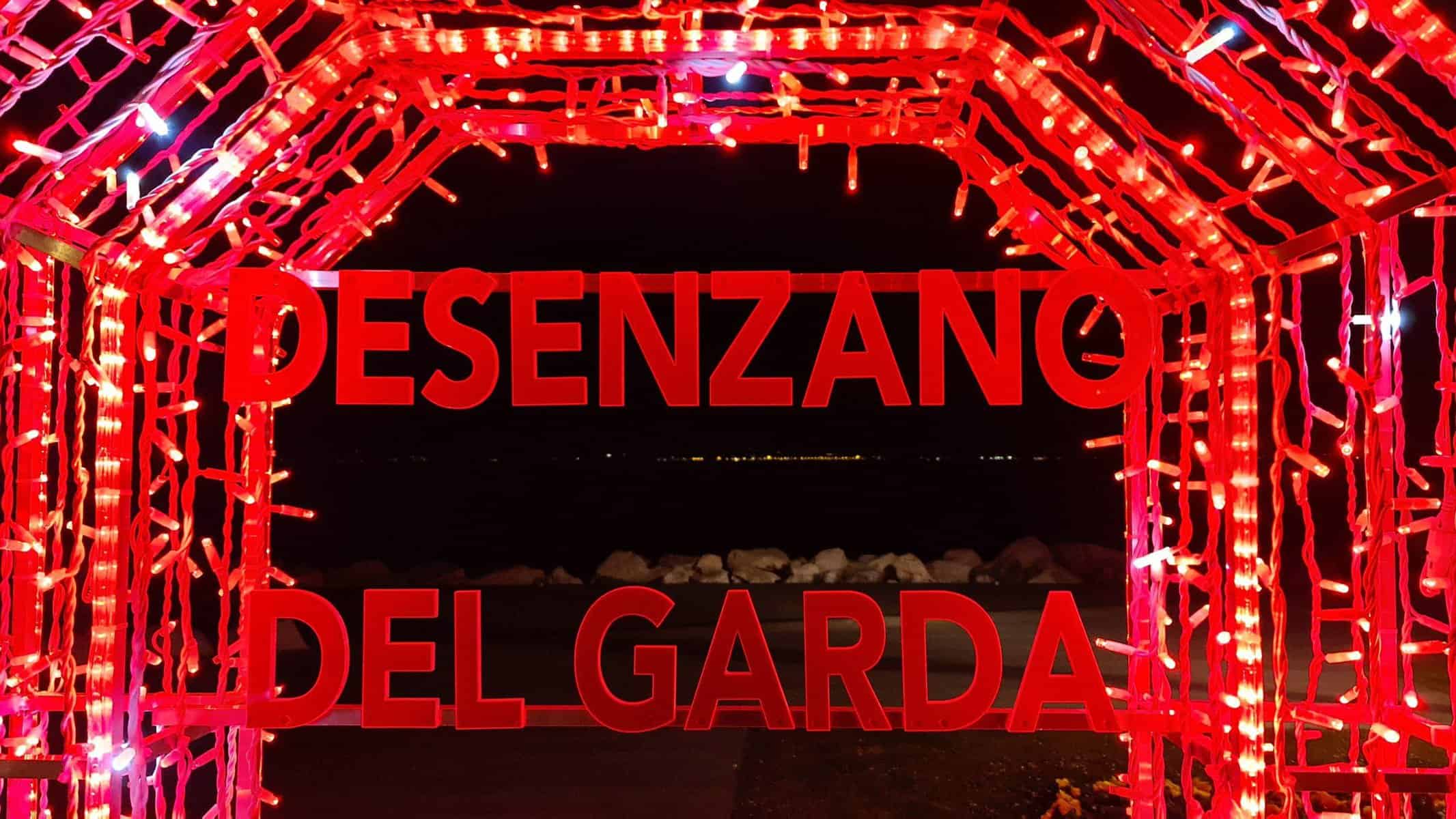Top 8 Desenzano del Garda Cosa Vedere? 21 scritta desenzano sul garda illuminata lago di garda desenzano sul garda di sera tripilare 16