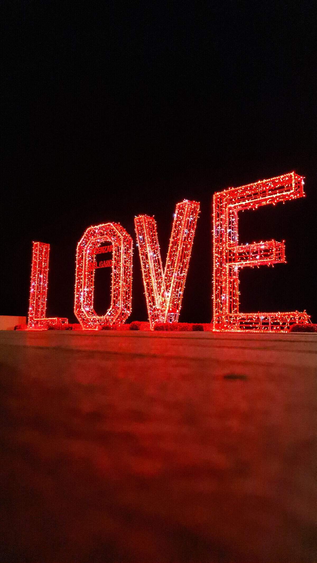 Top 8 Desenzano del Garda Cosa Vedere? 19 scritta love illuminata lago di garda desenzano sul garda di sera tripilare 12 1