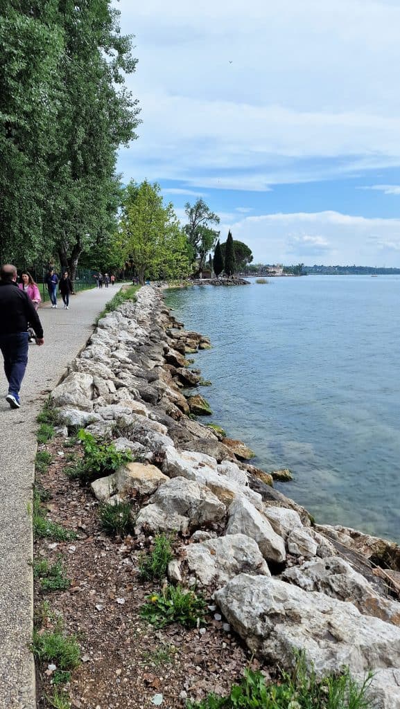 TOP 10 Lago di Garda Lazise cosa vedere e cosa fare? 3 Lago di Garda Lazise cosa vedere passeggiata che da Lazise porta a Bardolino 2