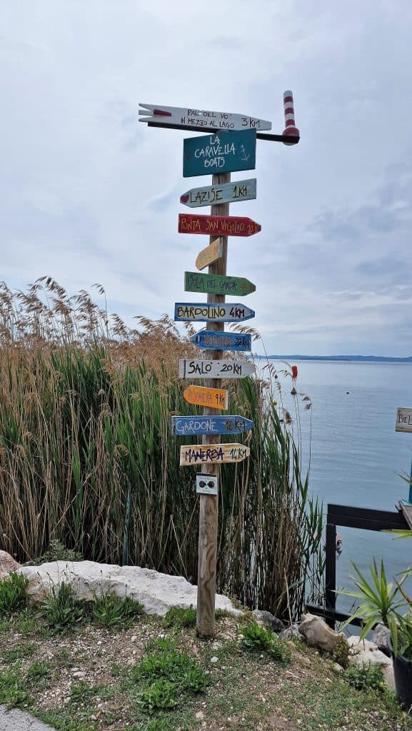 TOP 10 Lago di Garda Lazise cosa vedere e cosa fare? 2 Lago di Garda Lazise cosa vedere passeggiata che da Lazise porta a Bardolino tripilare