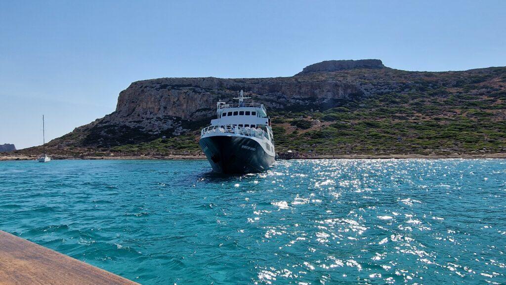Spiaggia e Laguna di Balos a Creta: importanti cose da sapere prima di andare 11 Barca in partenza dalla spiaggia di Balos Creta