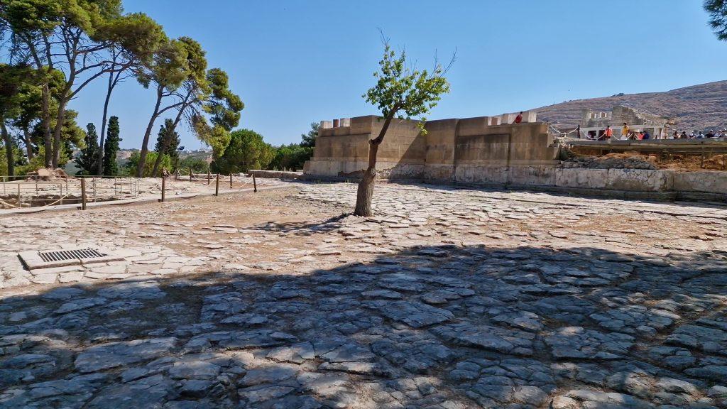 Palazzo di Cnosso: La Guida Vissuta Contro Caldo e Folla di Agosto 9 Cortile occidentale Cnosso per le processioni 1