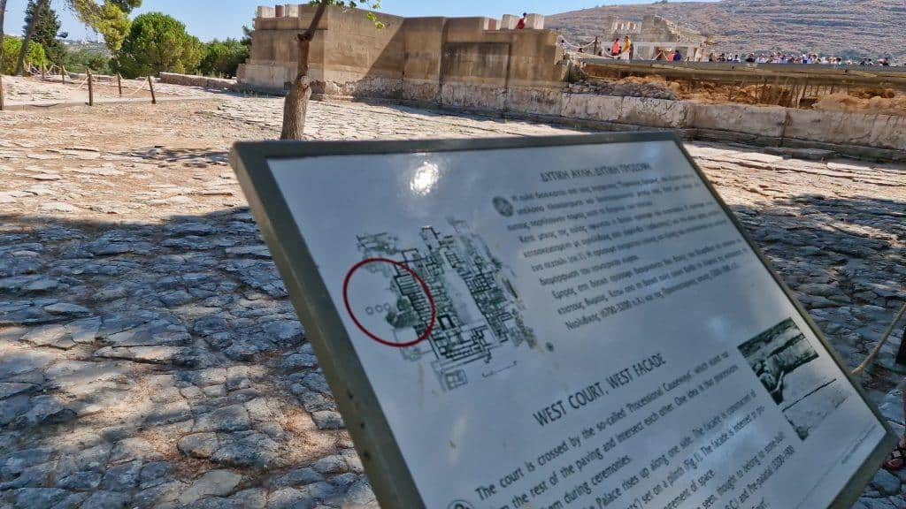 Palazzo di Cnosso: La Guida Vissuta Contro Caldo e Folla di Agosto 10 Cortile occidentale Cnosso per le processioni 2