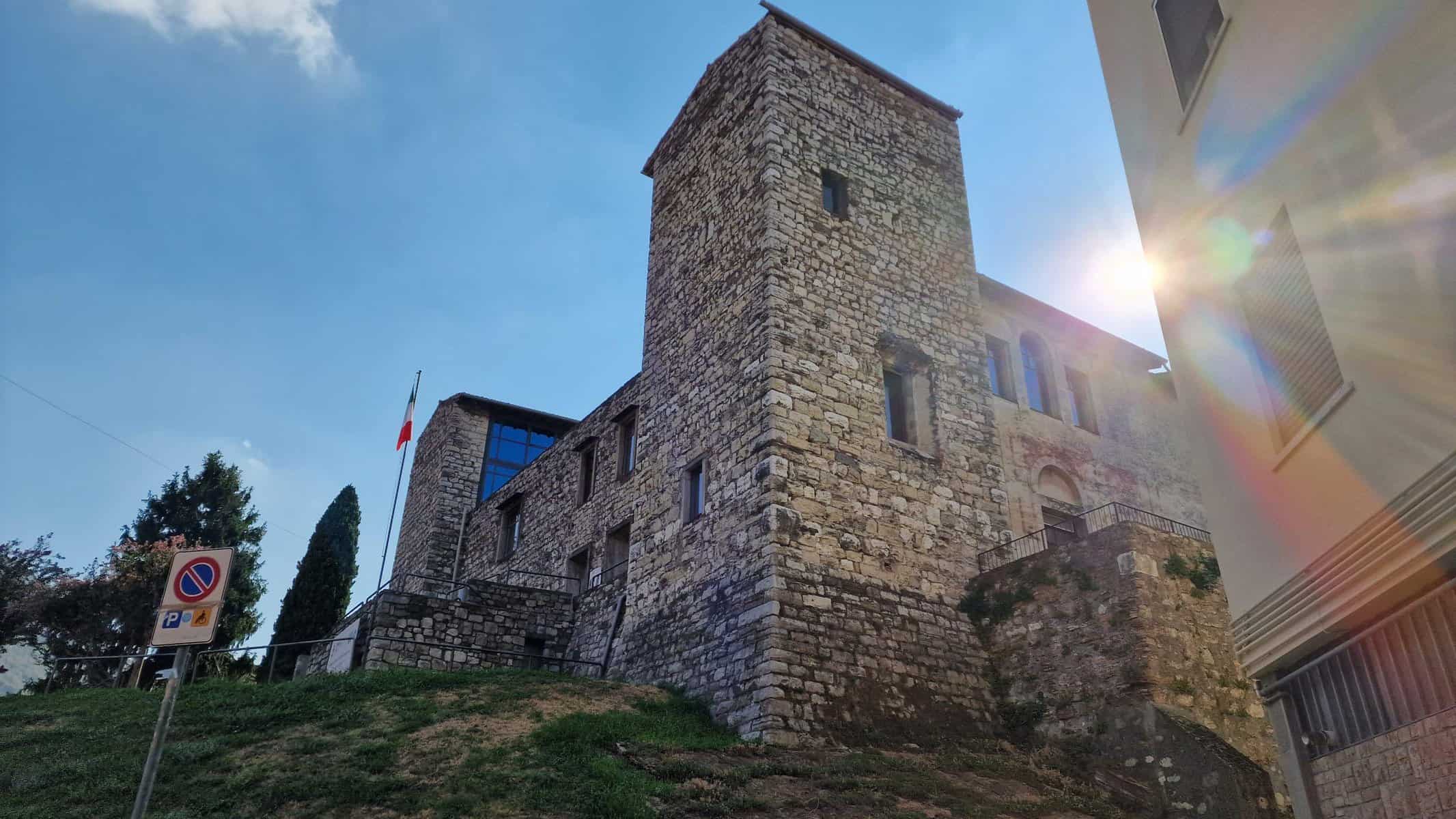 Top 10 Cosa Vedere a Iseo: Lungolago Iseo, centro... 12 Cosa Vedere a Iseo Castello Oldofredi storia history castle iseo lake tripilare 14