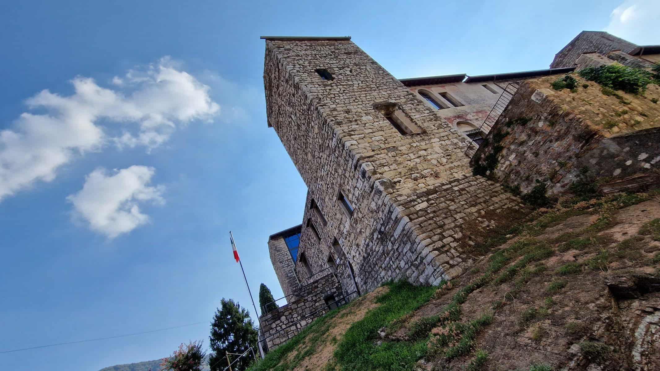 Top 10 Cosa Vedere a Iseo: Lungolago Iseo, centro... 9 Cosa Vedere a Iseo Castello Oldofredi storia history castle iseo lake tripilare 21