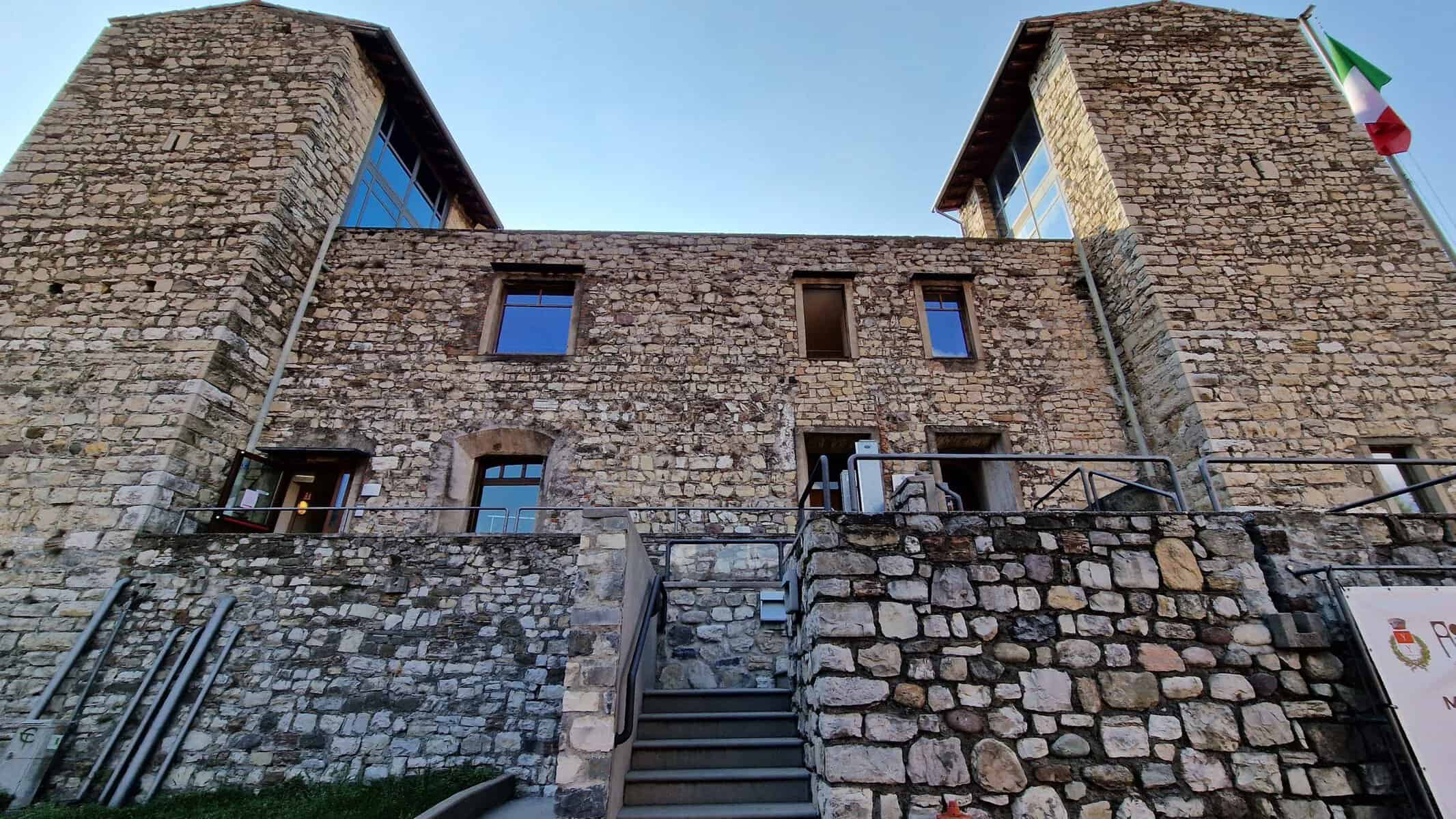 Top 10 Cosa Vedere a Iseo: Lungolago Iseo, centro... 10 Cosa Vedere a Iseo Castello Oldofredi storia history castle iseo lake tripilare 47