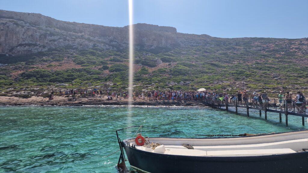 Spiaggia e Laguna di Balos a Creta: importanti cose da sapere prima di andare 2 Creta Balos in barca da Kissamos Persone che salgono sulla barca tripilare